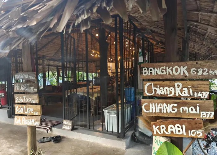 Baan Farang Homestay Phra Saeng