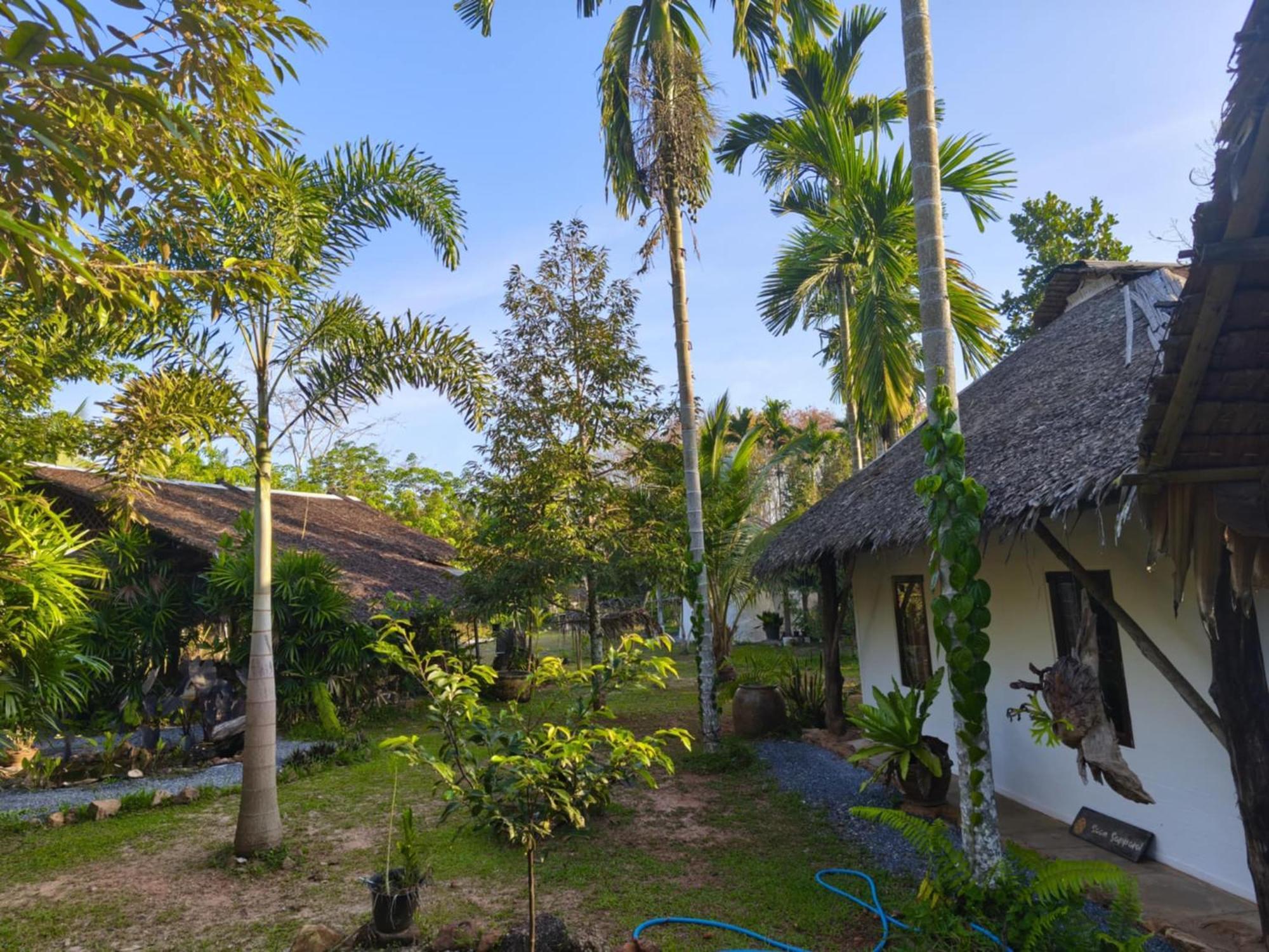 Baan Farang Phra Saeng Ban Nam Dam